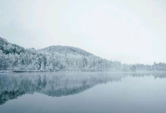 戴好帽子賞雪景西湖